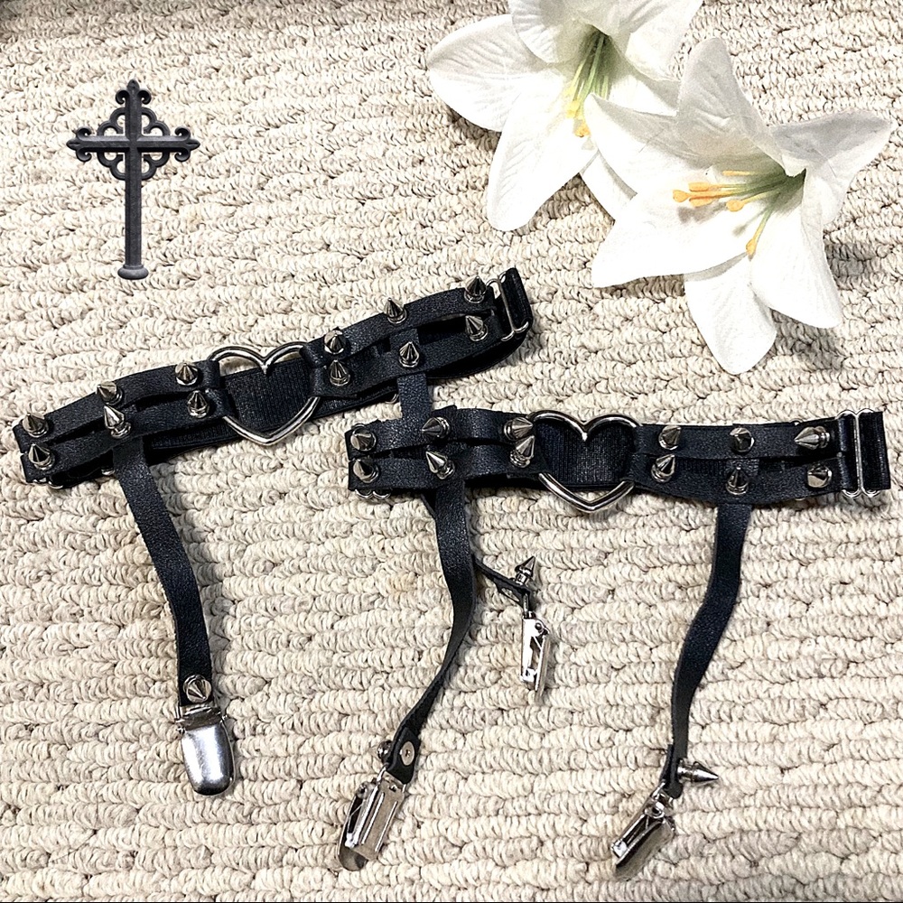 SPIKED BLACK THIGH GARTER